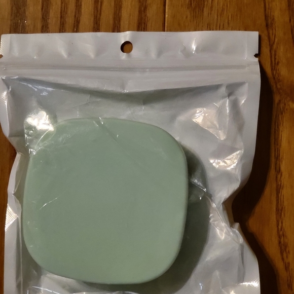 Travel Lens Container - Picture 2 of 2